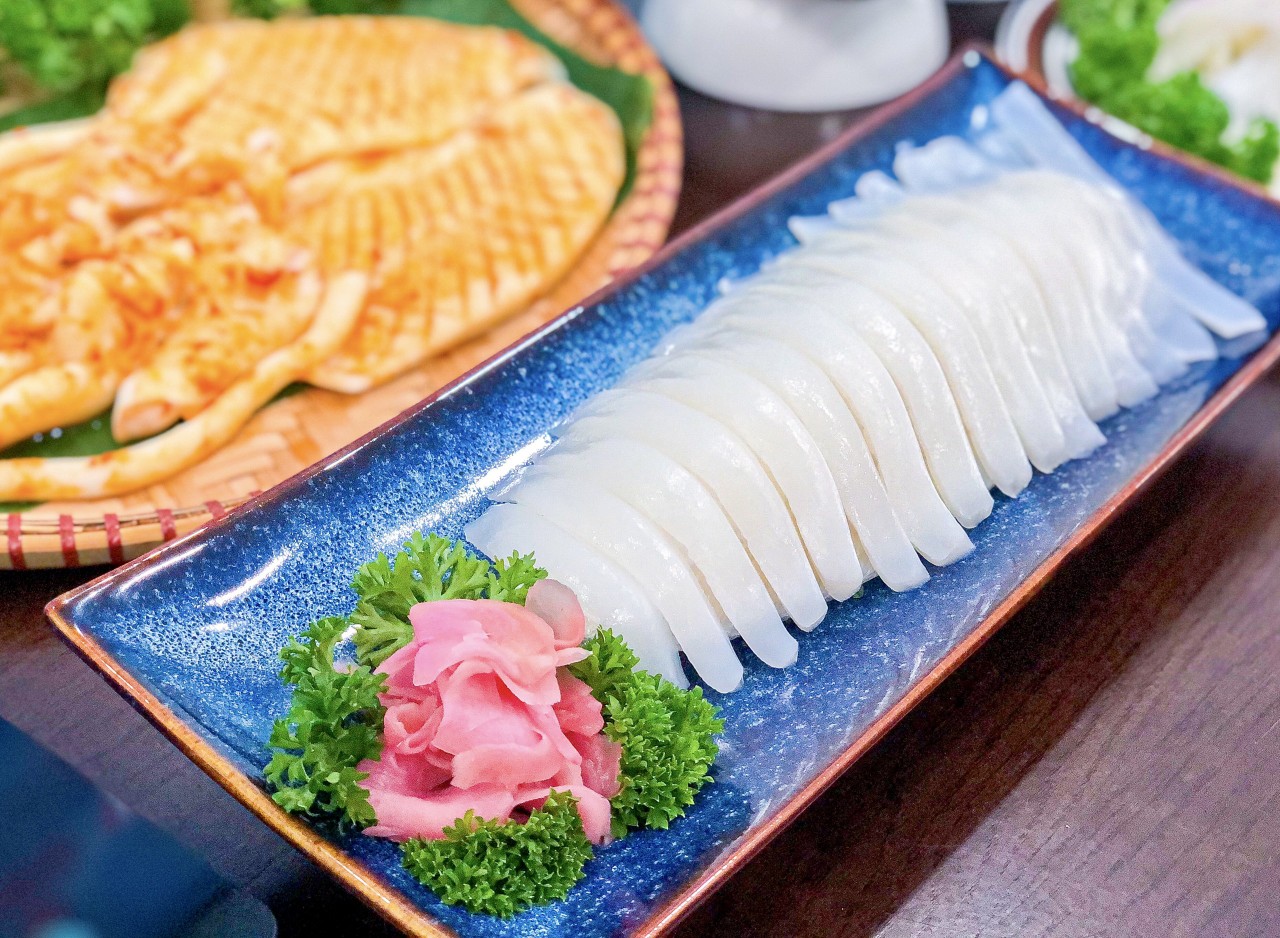 Sashimi mực